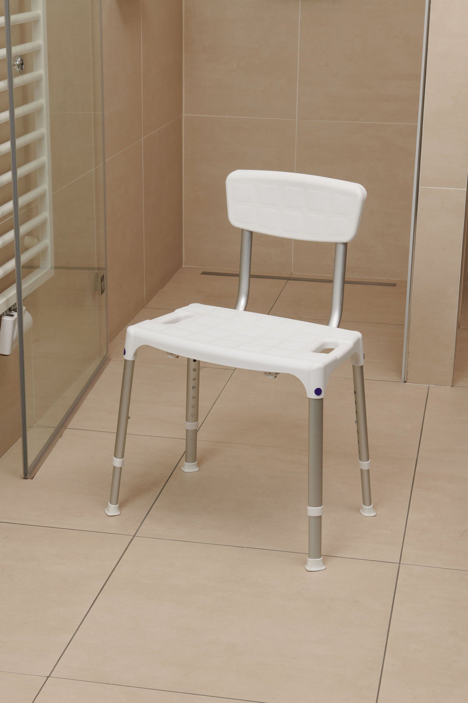 SecuCare Chaise de douche Quattro avec dossier, Blanc, réglable en hauteur 390-540 mm