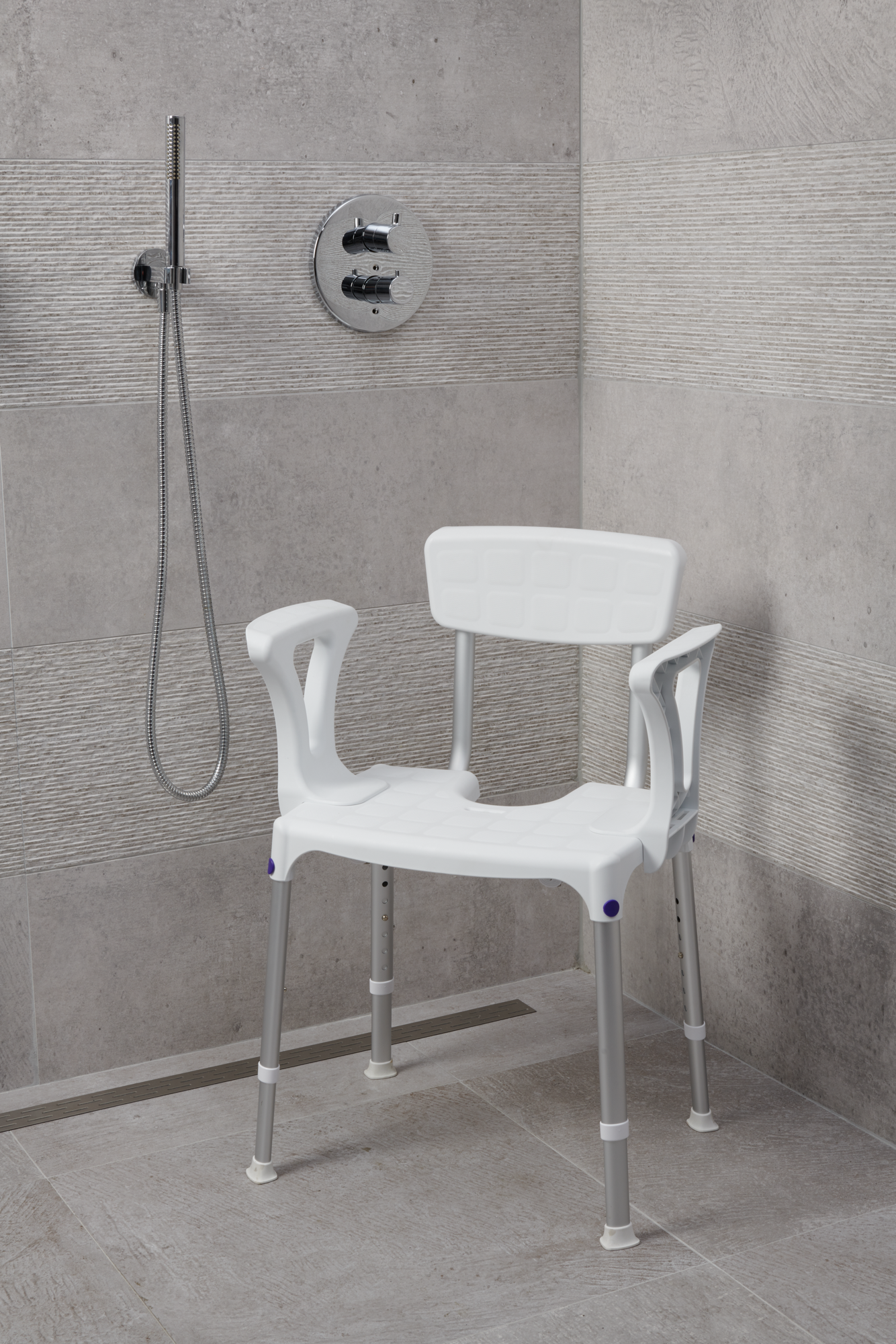 SecuCare Chaise de douche Quattro avec découpe hygiénique, dossier et accoudoirs