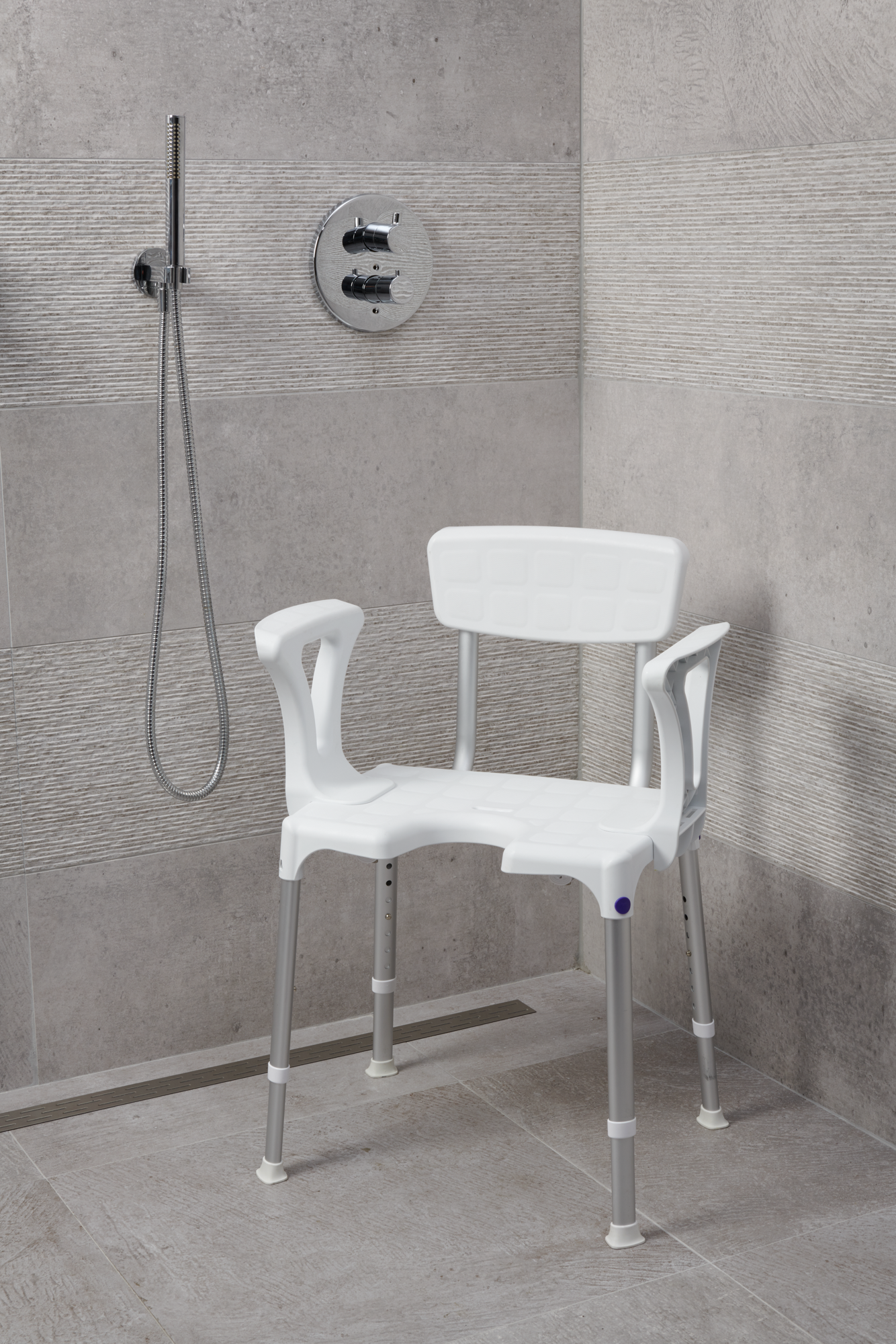SecuCare Chaise de douche Quattro avec découpe hygiénique, dossier et accoudoirs